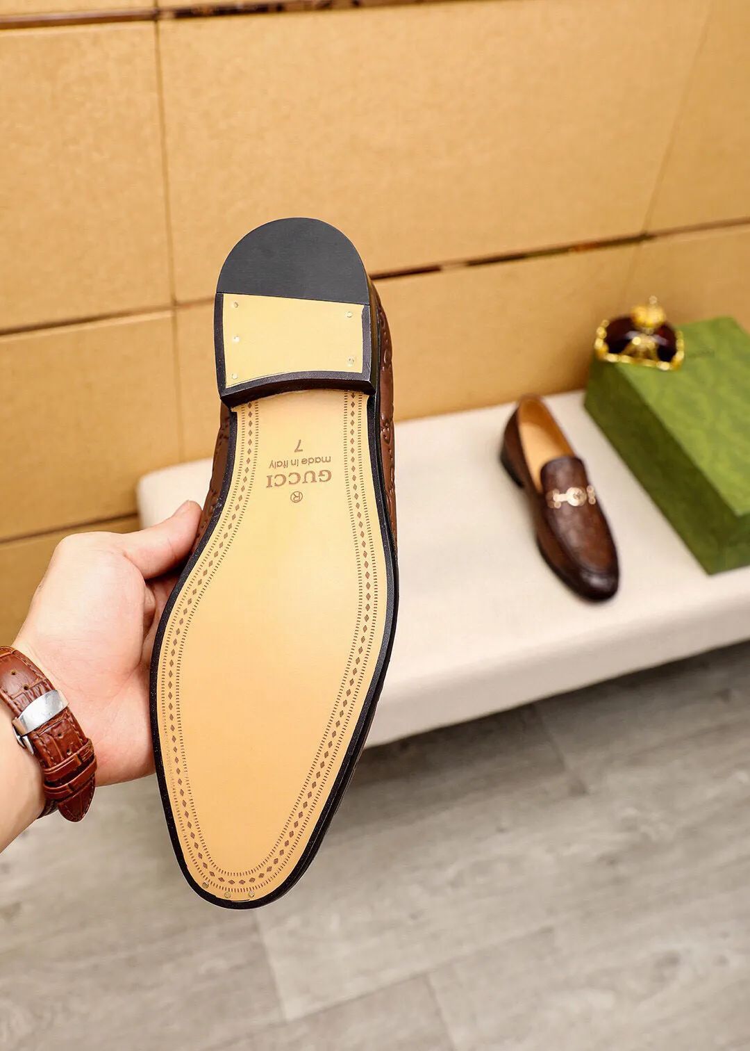 Men's shoes 💰520 💐 Product trademark: GUCCI "Gucci" casual leather shoes Regular size: 39-44 (38.45🉑️customized) Product materials: Selected imported first-layer calfskin embossed upper + luxury hardware buckle, imported water-dyed cow leather lining. Strong three-dimensional visual effect, original combination outsole Color: 3⃣️colors available